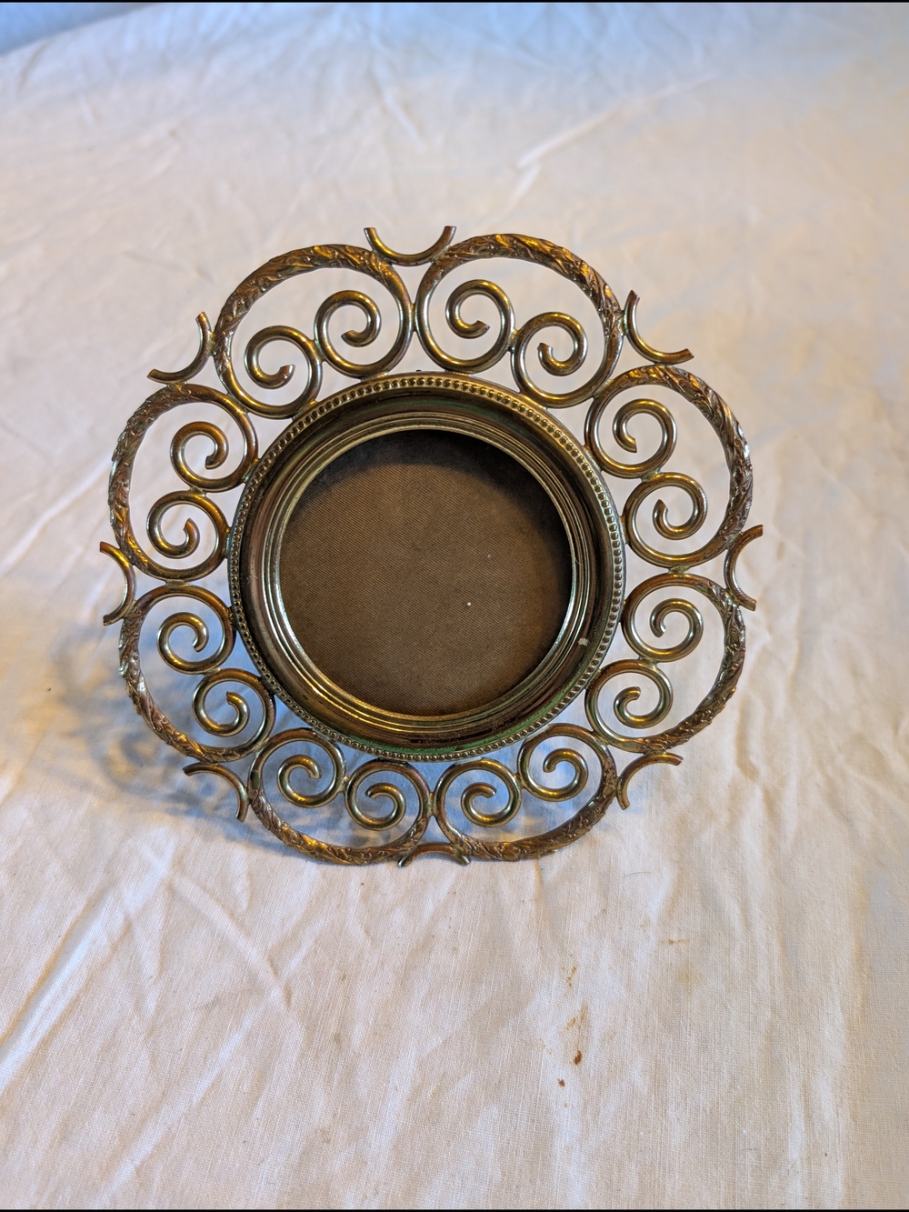 2/40$ Vintage Round Filigree Picture Frame - Gold Tone
